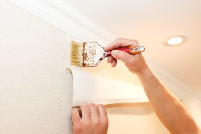 Pose de papier peint à la Chapelle-d'Abondance — revêtements muraux et toiles de verre